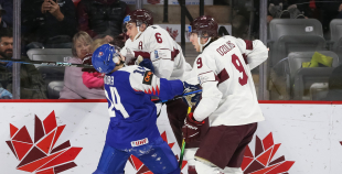 Latvijas hokejisti sīvā cīņā piekāpjas Slovākijas komandai