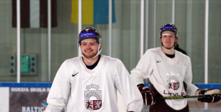 FOTO: Merzļikins un Latvijas hokeja izlases treniņš