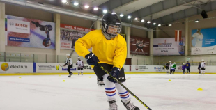 Jautrā gaisotnē aizvadīta Starptautiskā meiteņu hokeja diena