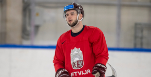 FOTO: Latvijas izlase pilnā sastāvā "slīpē" vairākumu