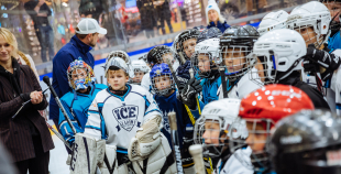 “Maxima” dāvina vārtsarga ekipējumu jaunajiem Rīgas hokejistiem