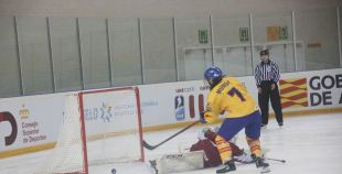 Latvijas sieviešu hokeja izlasei neveiksme pirmajā PČ spēlē