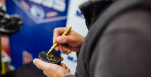 “Maxima” dāvina vārtsarga ekipējumu jaunajiem Rīgas hokejistiem