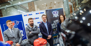 “Maxima” dāvina vārtsarga ekipējumu jaunajiem Rīgas hokejistiem