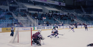 Latvijas sieviešu hokeja izlase turnīru Dienvidkorejā sāk ar minimālu neveiksmi