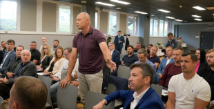 Aigars Kalvītis pārliecinoši ievēlēts par Latvijas Hokeja federācijas prezidentu