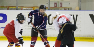 Jautrā gaisotnē aizvadīta Starptautiskā meiteņu hokeja diena