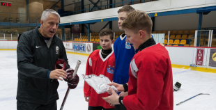 FOTO: Hārtlijs viesojās Jelgavas hokeja klubā un novada bērniem treniņu 