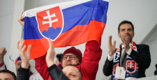 Latvijas sieviešu izlase Pasaules čempionāta atklāšanas mačā piekāpjas Slovākijai