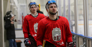 FOTO: Latvijas izlase pilnā sastāvā "slīpē" vairākumu