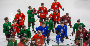 Latvijas nacionālā hokeja izlase aizvada pirmo kopīgo ledus treniņu