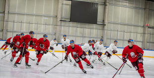 FOTO: Latvijas izlase pilnā sastāvā "slīpē" vairākumu