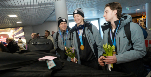 FOTO: Mājās atgriežas mūsu 3x3 olimpiskie čempioni hokejā!