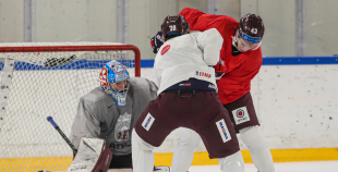 FOTO: Latvijas izlase pilnā sastāvā "slīpē" vairākumu
