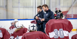 Uz oriģinālā izmēra laukumiem aizvadīti pirmie 3 pret 3 ledus treniņi