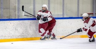 Uz oriģinālā izmēra laukumiem aizvadīti pirmie 3 pret 3 ledus treniņi