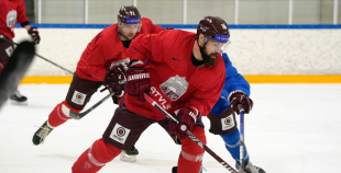 FOTO: Merzļikins un Latvijas hokeja izlases treniņš