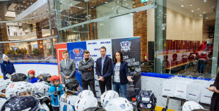 “Maxima” dāvina vārtsarga ekipējumu jaunajiem Rīgas hokejistiem