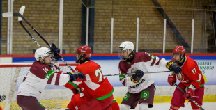 Latvijas U-18 izlase vēl vienā ilgstošā bullīšu sērijā svin uzvaru pār Baltkrieviju