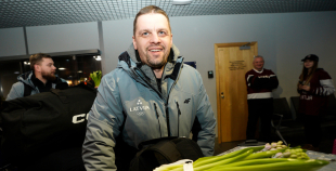 FOTO: Mājās atgriežas mūsu 3x3 olimpiskie čempioni hokejā!