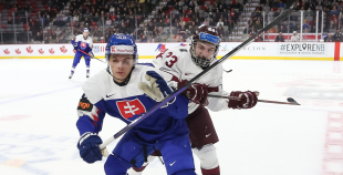 Latvijas hokejisti sīvā cīņā piekāpjas Slovākijas komandai