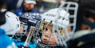 “Maxima” dāvina vārtsarga ekipējumu jaunajiem Rīgas hokejistiem