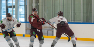 FOTO: Latvijas hokeja izlase gatavojas Pekinas olimpiskajām spēlēm