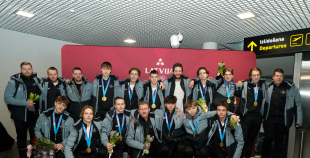 FOTO: Mājās atgriežas mūsu 3x3 olimpiskie čempioni hokejā!
