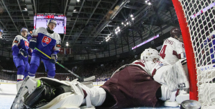 Latvijas hokejisti sīvā cīņā piekāpjas Slovākijas komandai