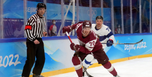 Latvija hokeja izlase sīvā cīņā atzīst Somijas pārākumu