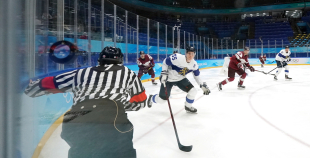 Latvija hokeja izlase sīvā cīņā atzīst Somijas pārākumu