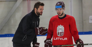 FOTO: Latvijas izlase pilnā sastāvā "slīpē" vairākumu