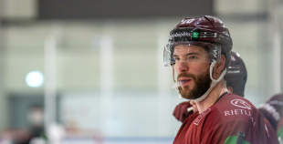 FOTO: Latvijas hokeja izlase gatavojas Pekinas olimpiskajām spēlēm