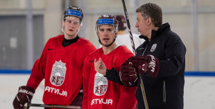 FOTO: Latvijas izlase pilnā sastāvā "slīpē" vairākumu