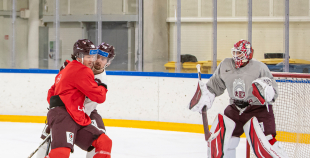 FOTO: Latvijas izlase pilnā sastāvā "slīpē" vairākumu