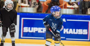 “Maxima” dāvina vārtsarga ekipējumu jaunajiem Rīgas hokejistiem