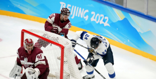 Latvija hokeja izlase sīvā cīņā atzīst Somijas pārākumu