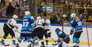 Vakar tika aizvadīta pirmā "Optibet" Baltijas sieviešu hokeja čempionāta spēle starp SHK "Laima" un "L&L Hope"