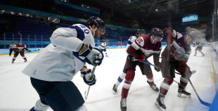 Latvija hokeja izlase sīvā cīņā atzīst Somijas pārākumu