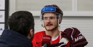 FOTO: Latvijas izlase pilnā sastāvā "slīpē" vairākumu