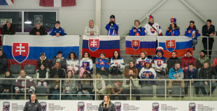 Latvijas sieviešu izlase Pasaules čempionāta atklāšanas mačā piekāpjas Slovākijai