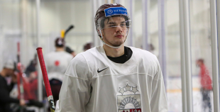 FOTO: Latvijas izlase pilnā sastāvā "slīpē" vairākumu