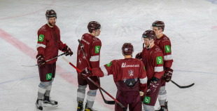 FOTO: Latvijas hokeja izlase gatavojas Pekinas olimpiskajām spēlēm