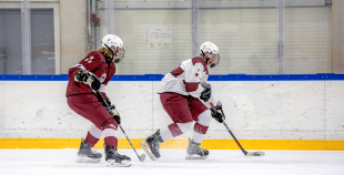 Uz oriģinālā izmēra laukumiem aizvadīti pirmie 3 pret 3 ledus treniņi