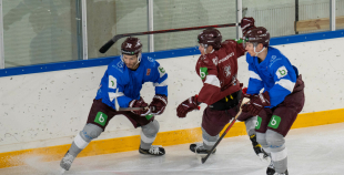 FOTO: Latvijas hokeja izlase gatavojas Pekinas olimpiskajām spēlēm