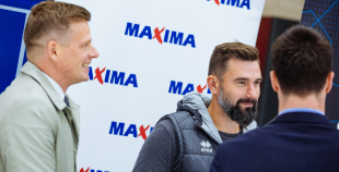 “Maxima” dāvina vārtsarga ekipējumu jaunajiem Rīgas hokejistiem