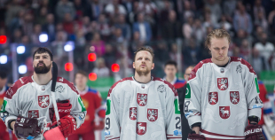 Latvijas hokeja izlase aizraujošā mačā piekāpjas Krievijas valstsvienībai 