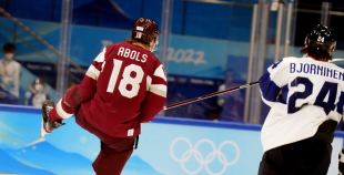 Latvija hokeja izlase sīvā cīņā atzīst Somijas pārākumu