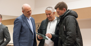 FOTO: Hārtlijs viesojās Jelgavas hokeja klubā un novada bērniem treniņu 