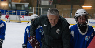 FOTO: Hārtlijs viesojās Jelgavas hokeja klubā un novada bērniem treniņu 